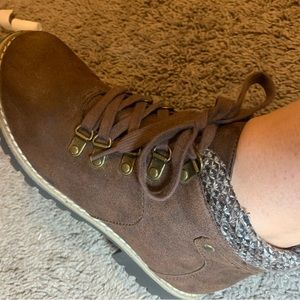 These are hardly worn and in good condition. I’m unsure of the brand.